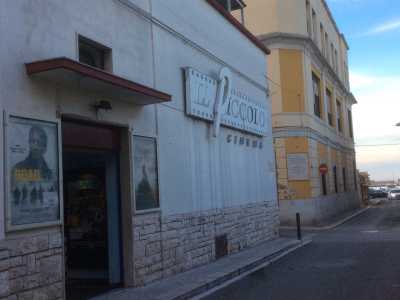 Il cinema Il Piccolo di Santo Spirito: fa parte del Circuito d'Autore. Poco pi� in l�, la palazzina gialla che ospita il Comune, un tempo sede della vecchia scuola elementare